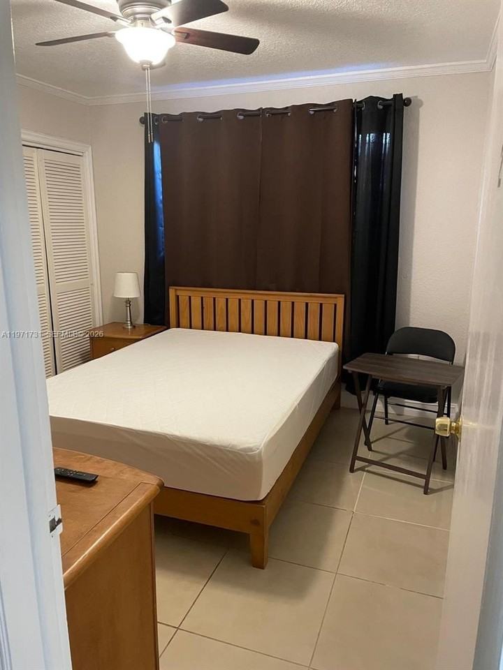 4717 Washington St - Photo 2 of 7