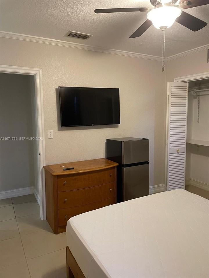 4717 Washington St - Photo 3 of 7