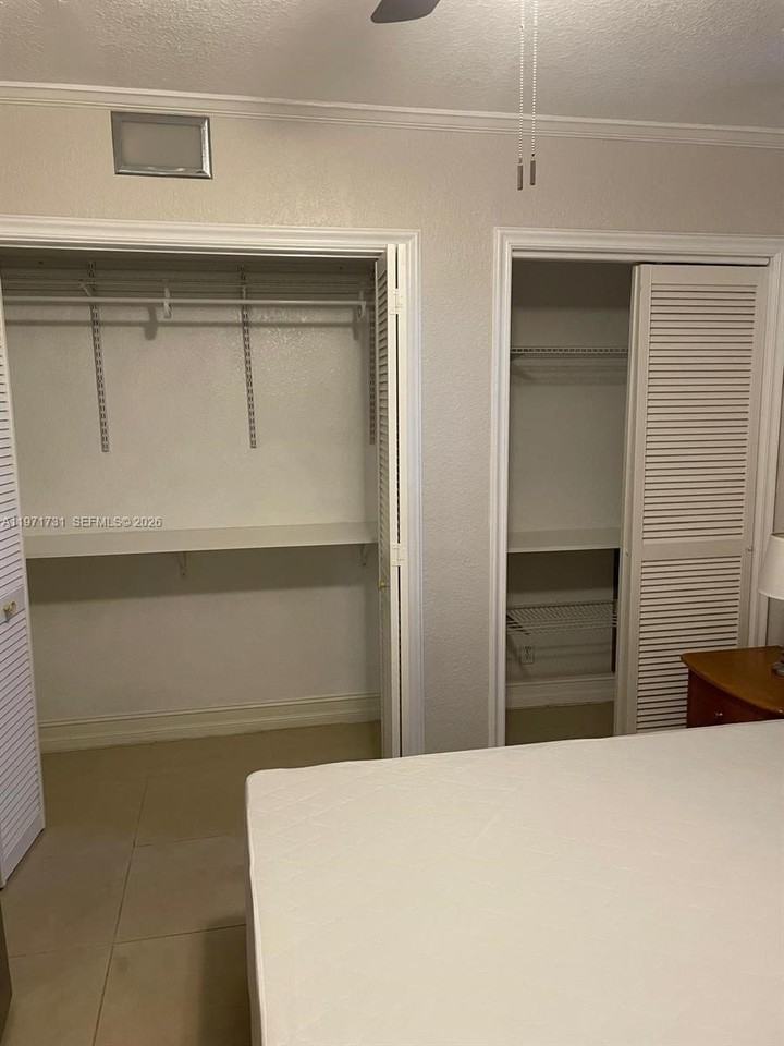 4717 Washington St - Photo 4 of 7