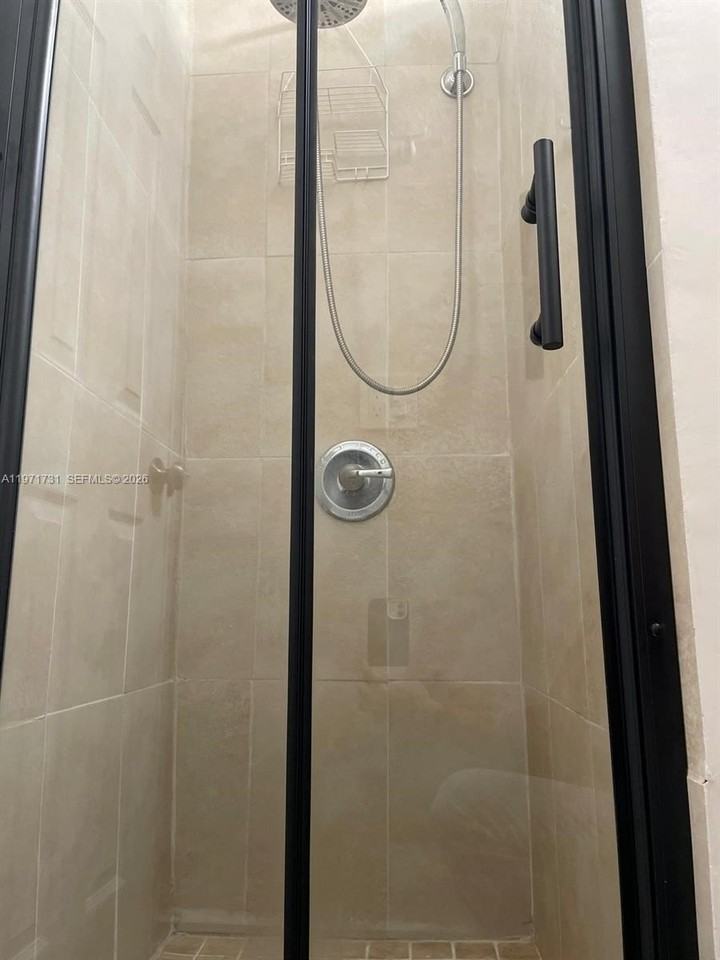 4717 Washington St - Photo 6 of 7