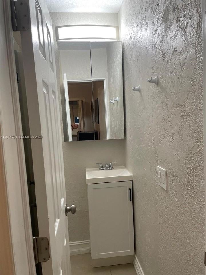 4717 Washington St - Photo 7 of 7