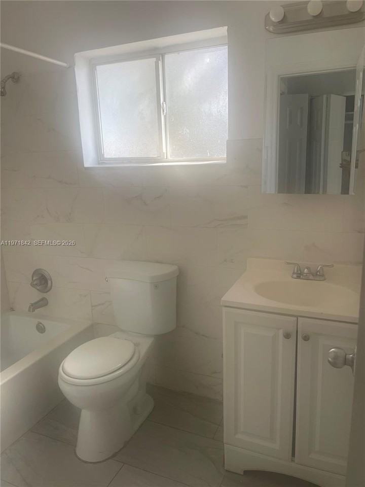 14305 Ne 6th Ave #1 - Photo 3 of 6