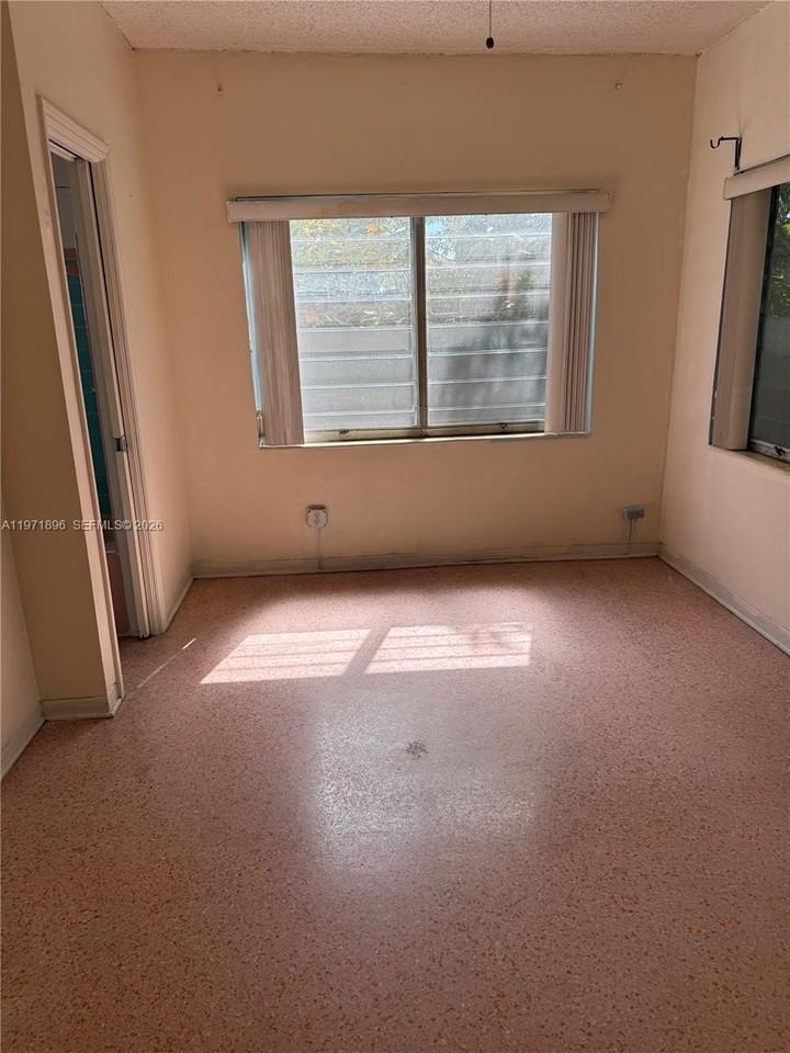 1512 Sw 14th Ter #B - Photo 5 of 6