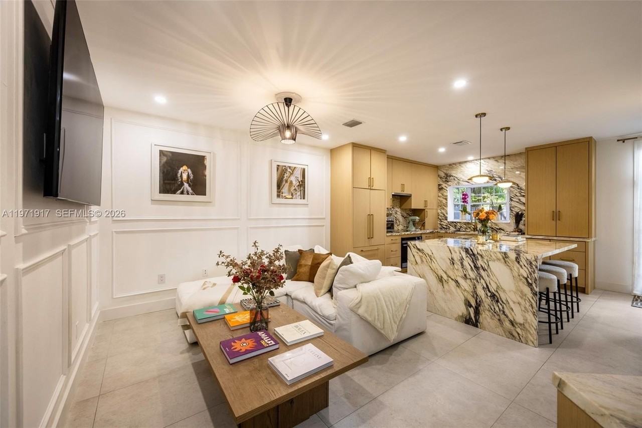 3138 Virginia St #C - Photo 3 of 23