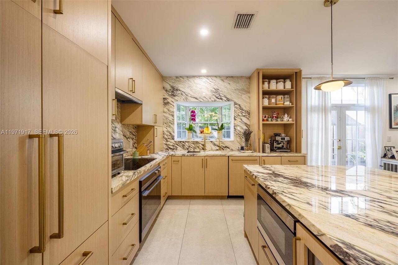 3138 Virginia St #C - Photo 4 of 23