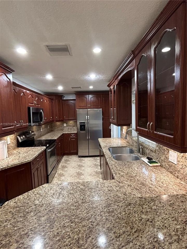 230 Sw 30th Ave #230 - Photo 4 of 22