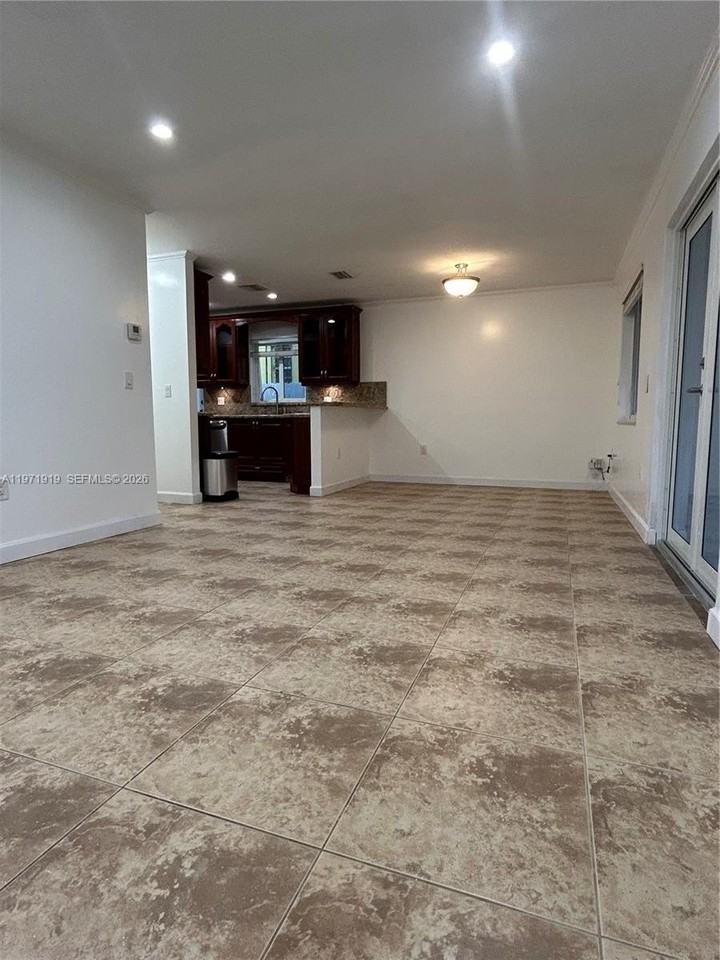 230 Sw 30th Ave #230 - Photo 5 of 22