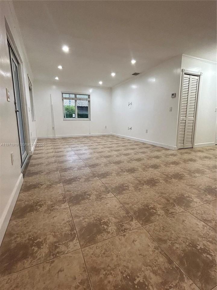 230 Sw 30th Ave #230 - Photo 6 of 22