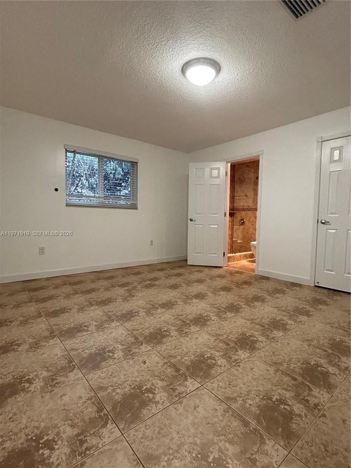 230 Sw 30th Ave #230 - Photo 7 of 22