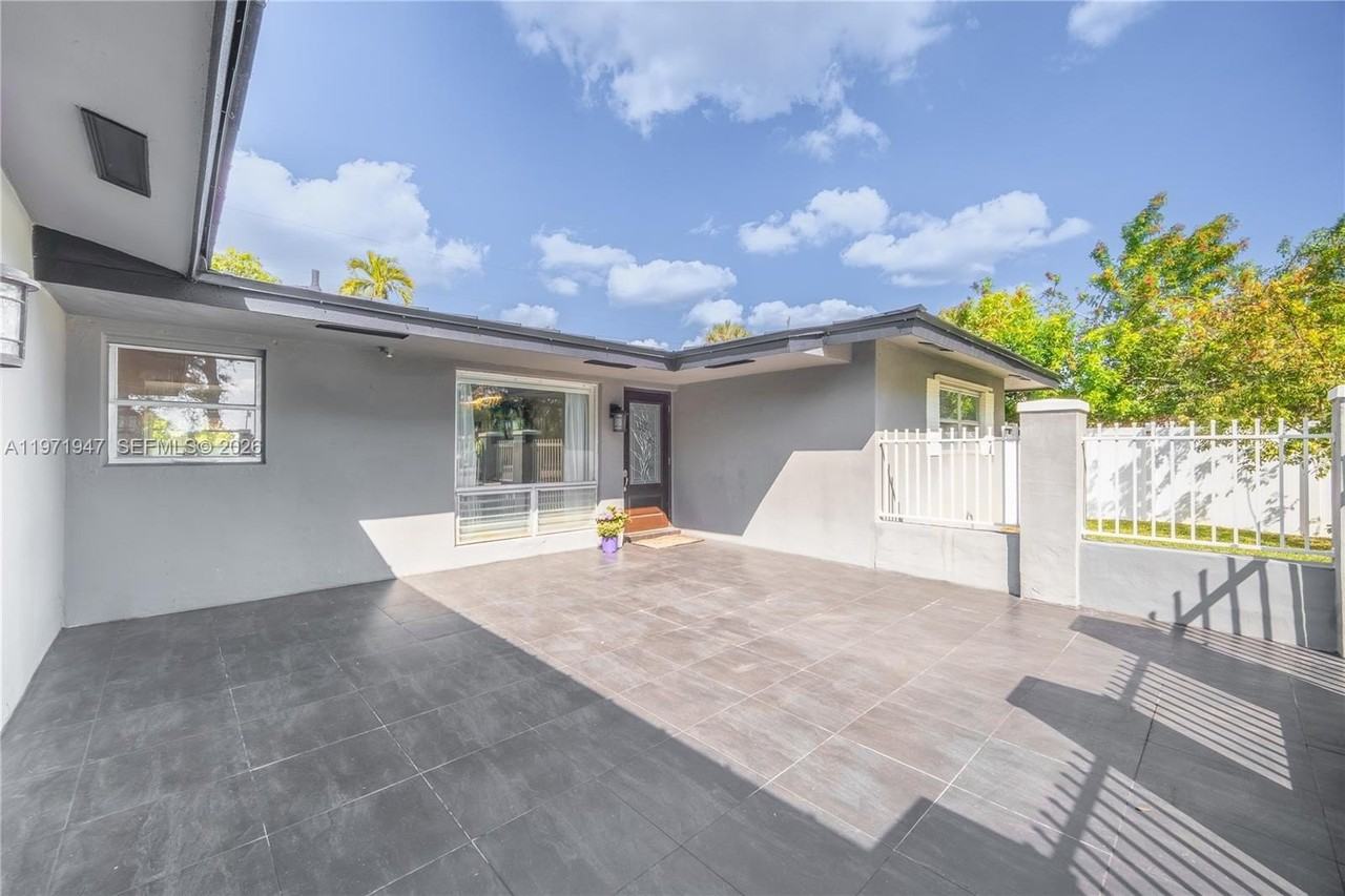 2121 Ne 62nd St - Photo 3 of 24