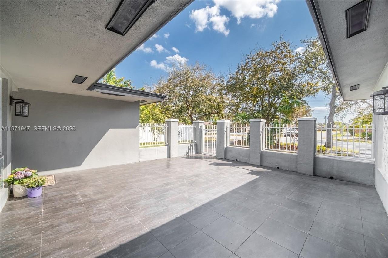 2121 Ne 62nd St - Photo 4 of 24