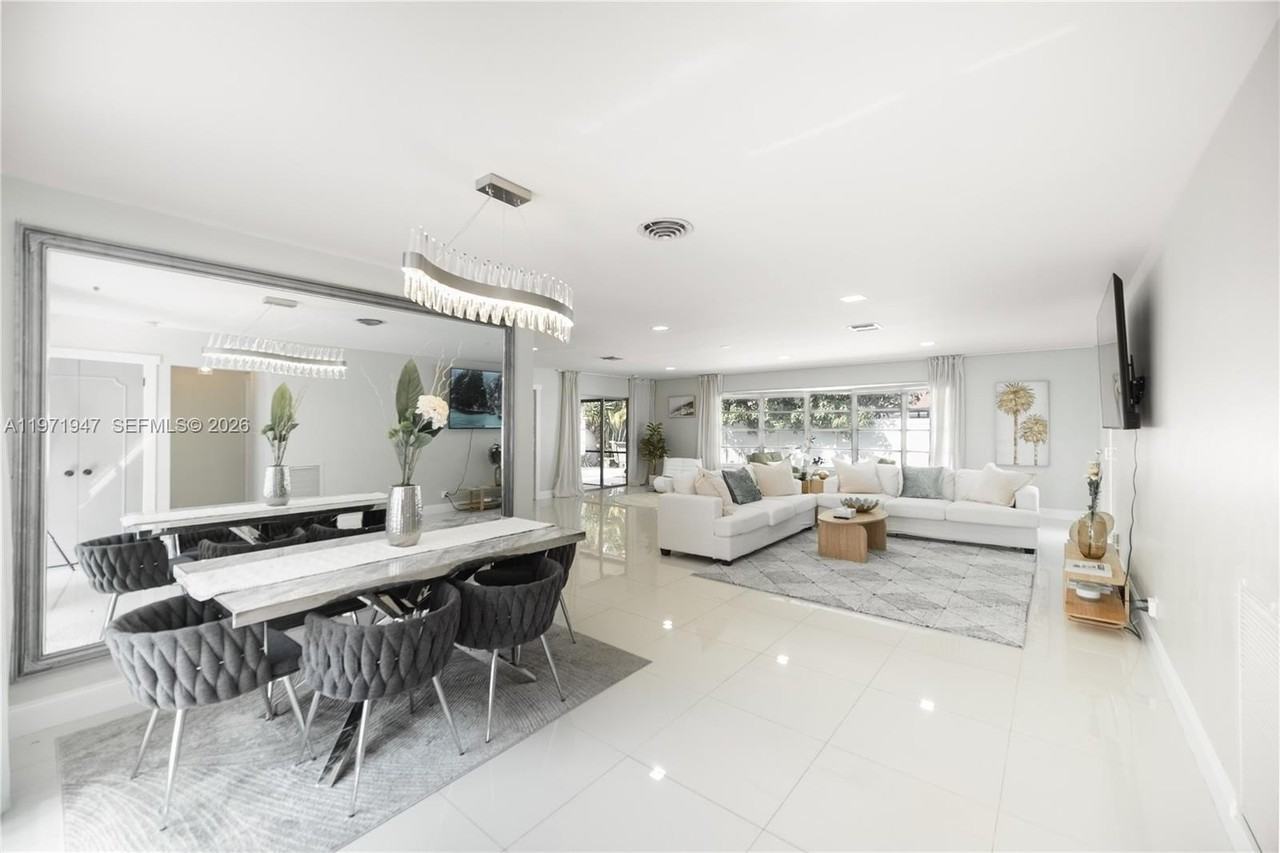 2121 Ne 62nd St - Photo 5 of 24