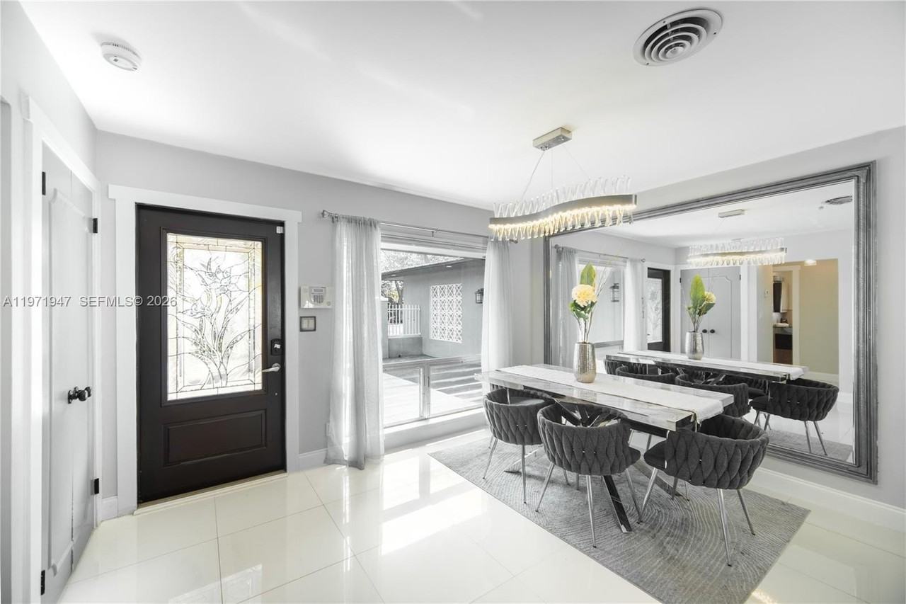 2121 Ne 62nd St - Photo 6 of 24