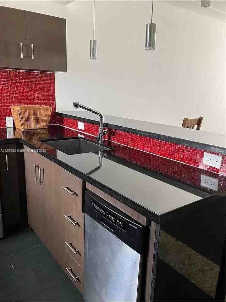 1515 Euclid Ave #104 - Photo 4 of 7