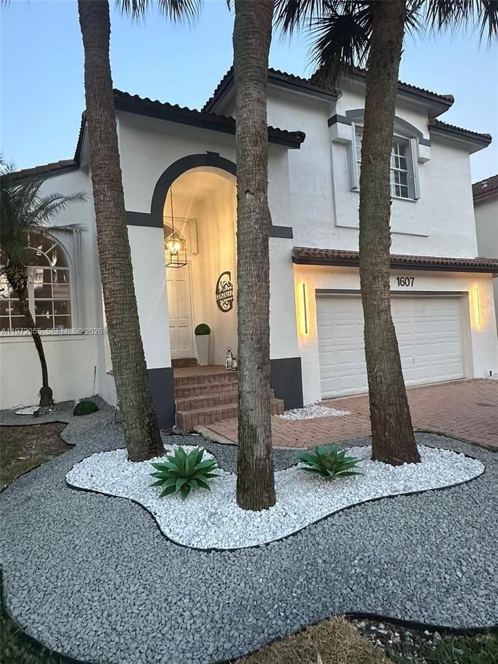 1607 Sw 157th Ave - Photo 3 of 38