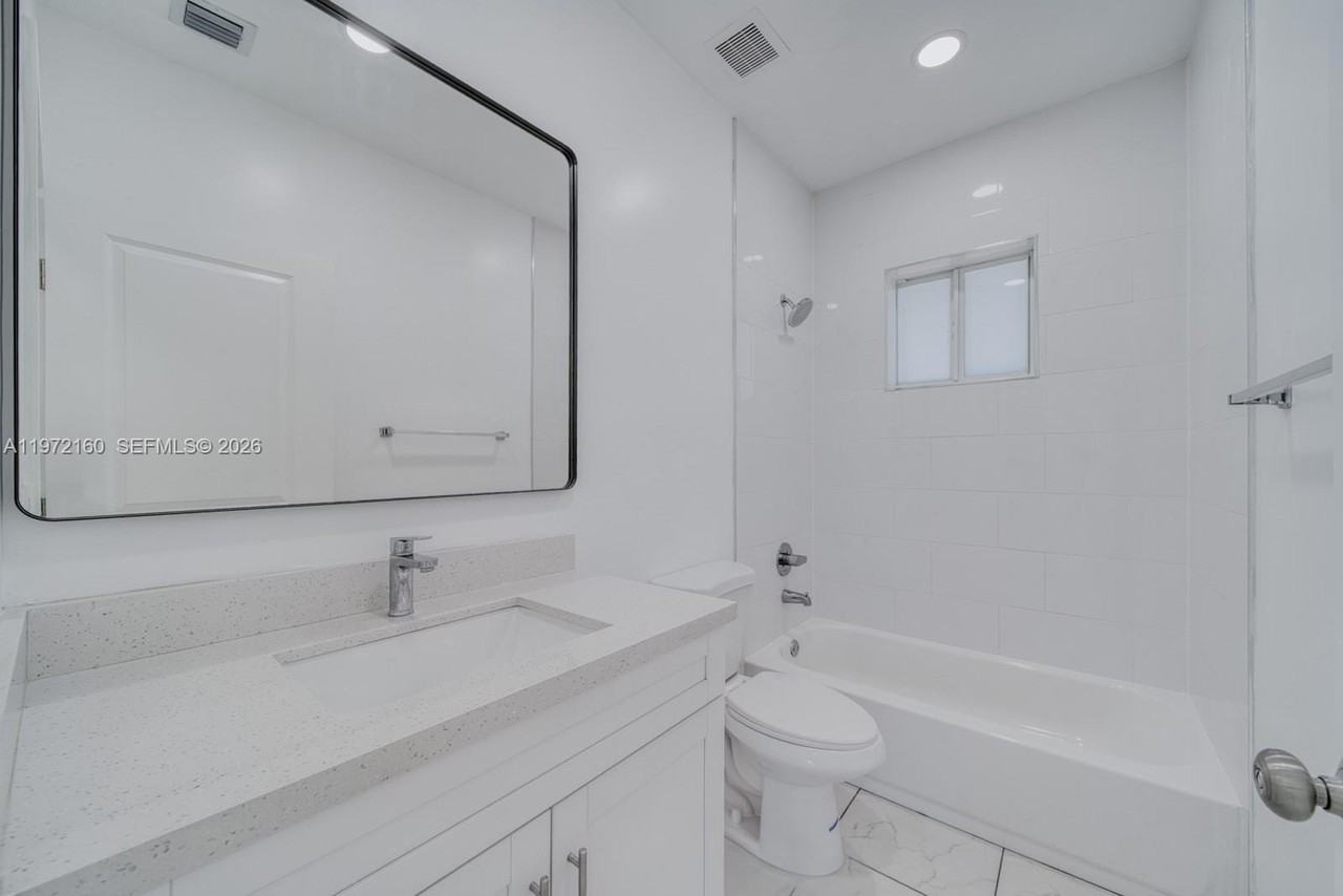 14710 Ne 7th Ct #14710 - Photo 4 of 24