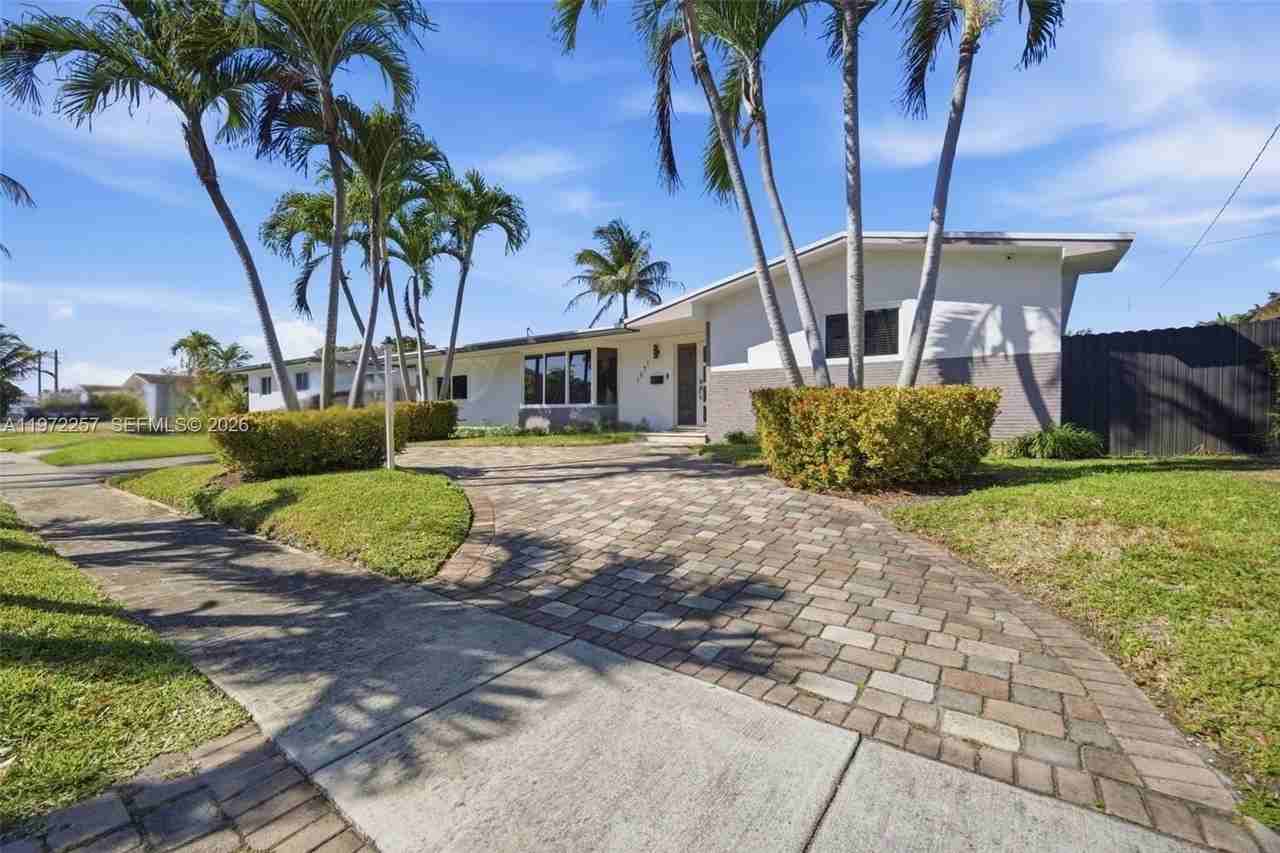 1871 Ne 186th St - Photo 4 of 41