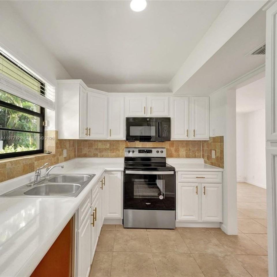 9120 Taft St - Photo 2 of 5