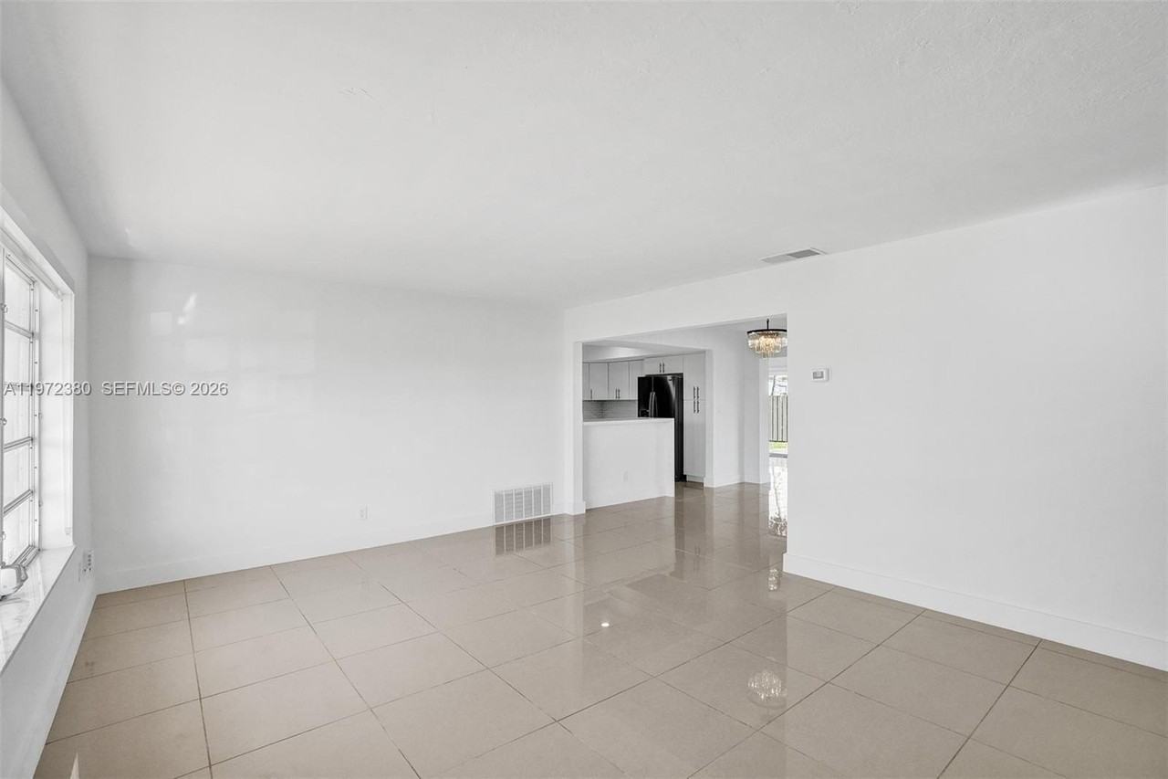 8521 Pasadena Blvd - Photo 2 of 38