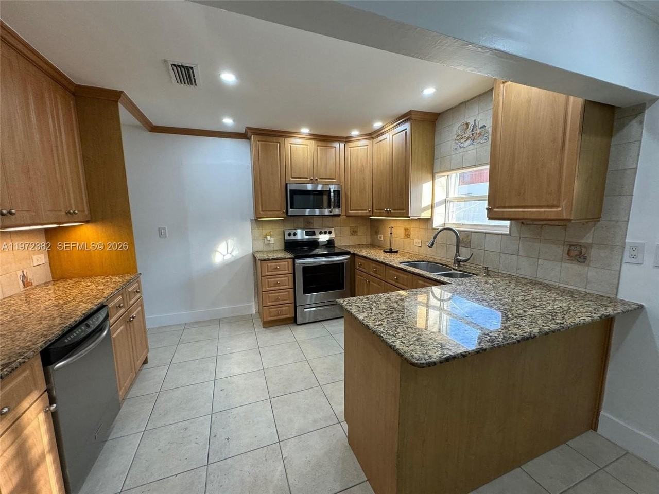 842 Sw 89th Ave #A - Photo 4 of 15