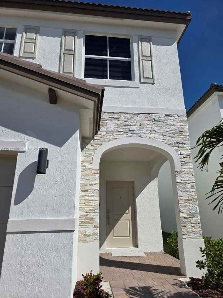 2741 Se 24th Ct - Photo 4 of 35