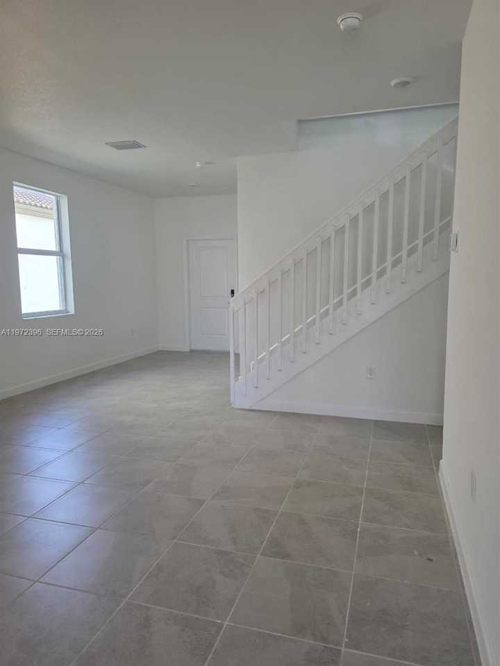 2741 Se 24th Ct - Photo 6 of 35