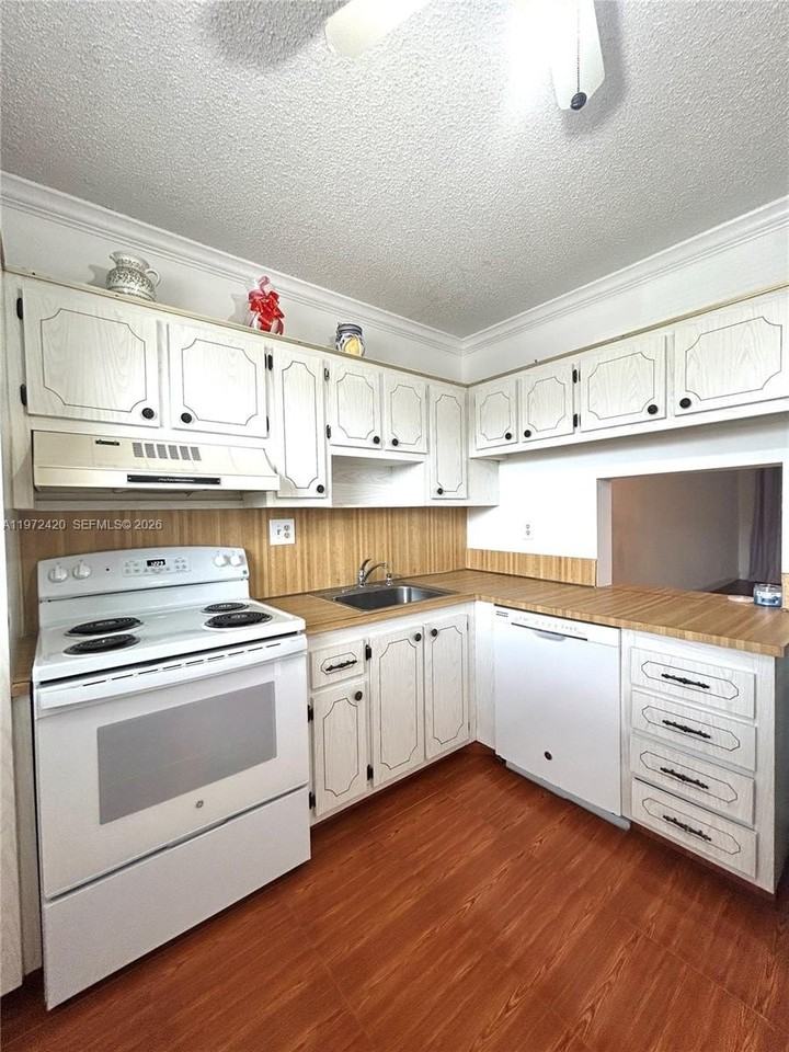 6005 Del Lago Cir #210 - Photo 3 of 27