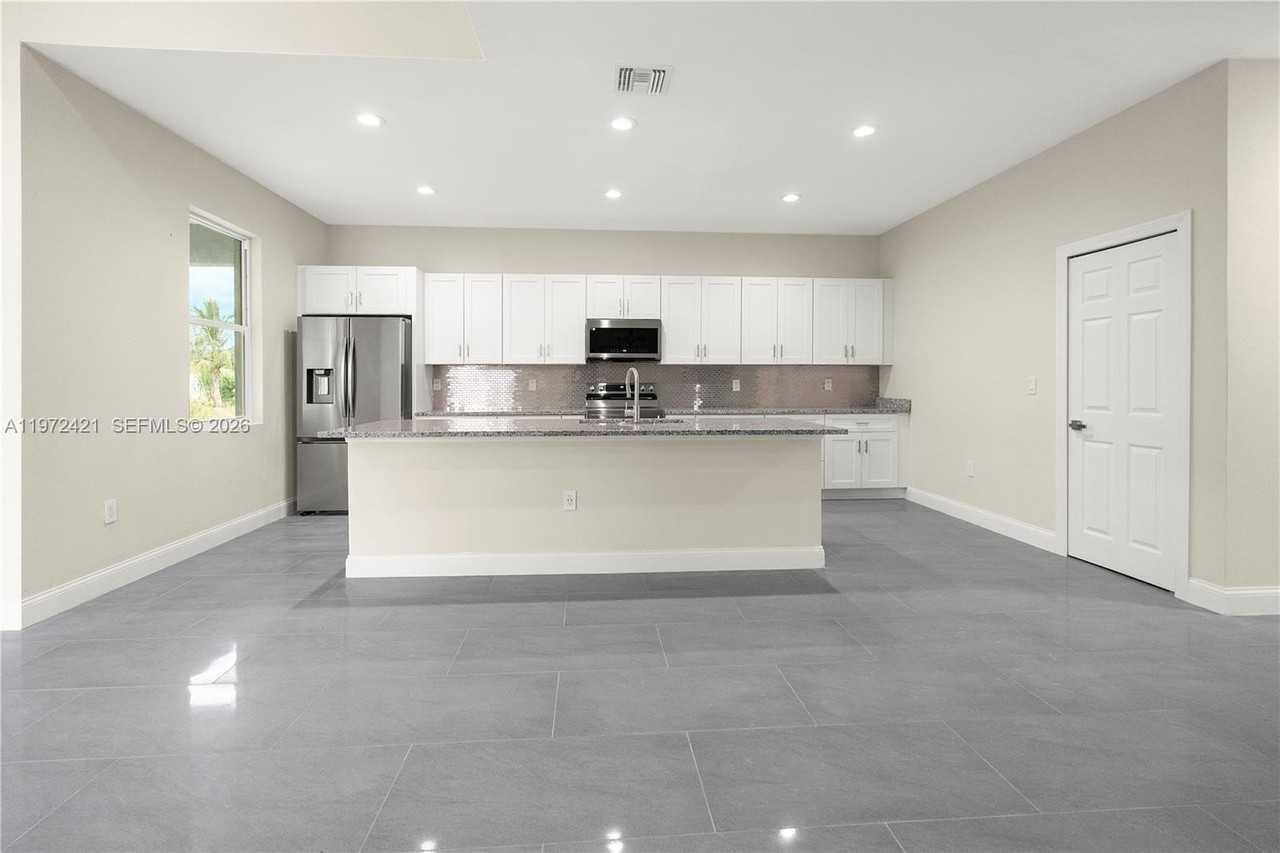 1043 Albert Ave #1043 - Photo 6 of 50