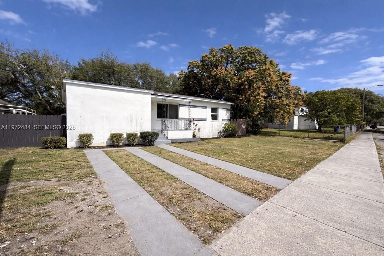 911 Nw 57th St #911 - Photo 2 of 37