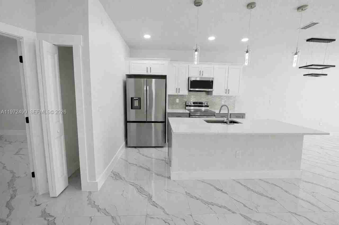 2423 Milton Ave S #2423 - Photo 6 of 32