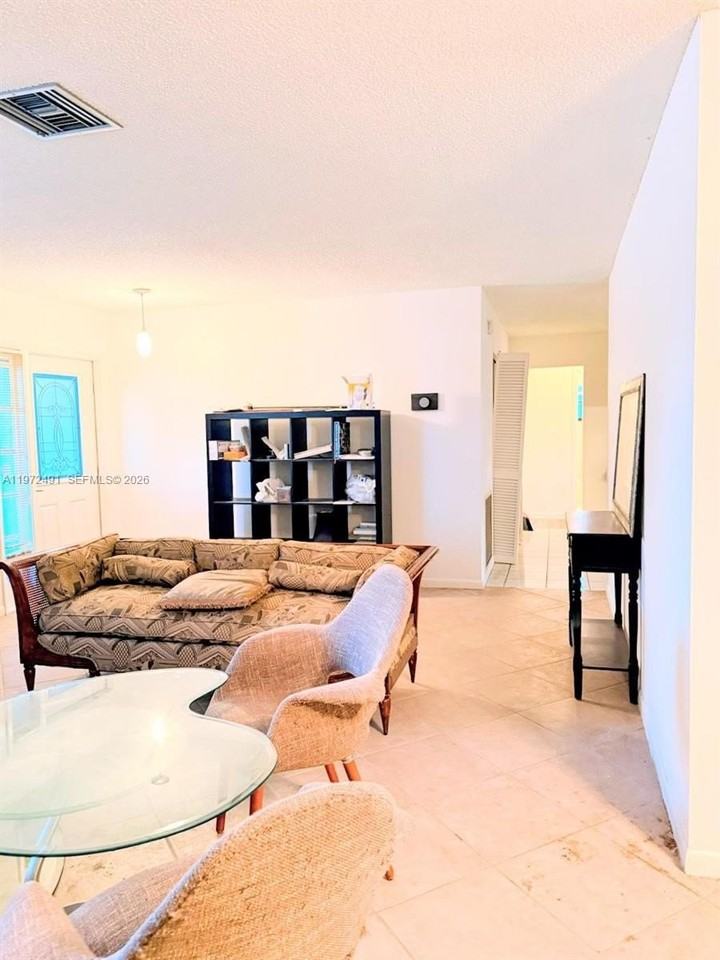 766 Nw 24th Ave - Photo 5 of 37