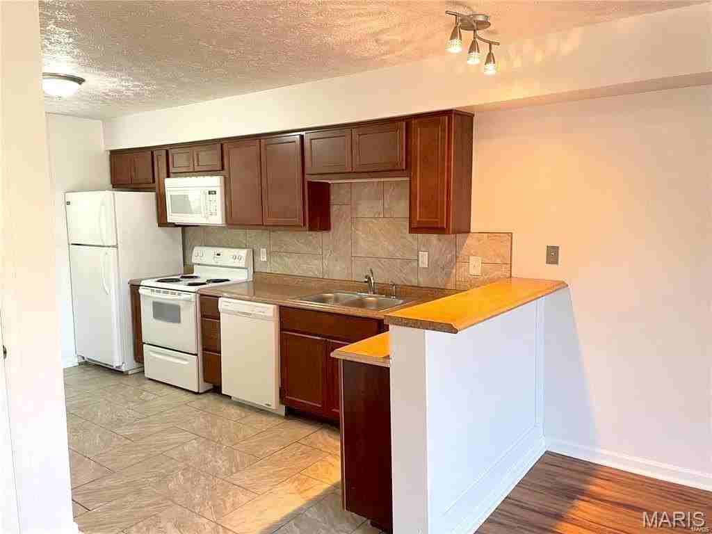 601 White Oak Dr #3 - Photo 5 of 12