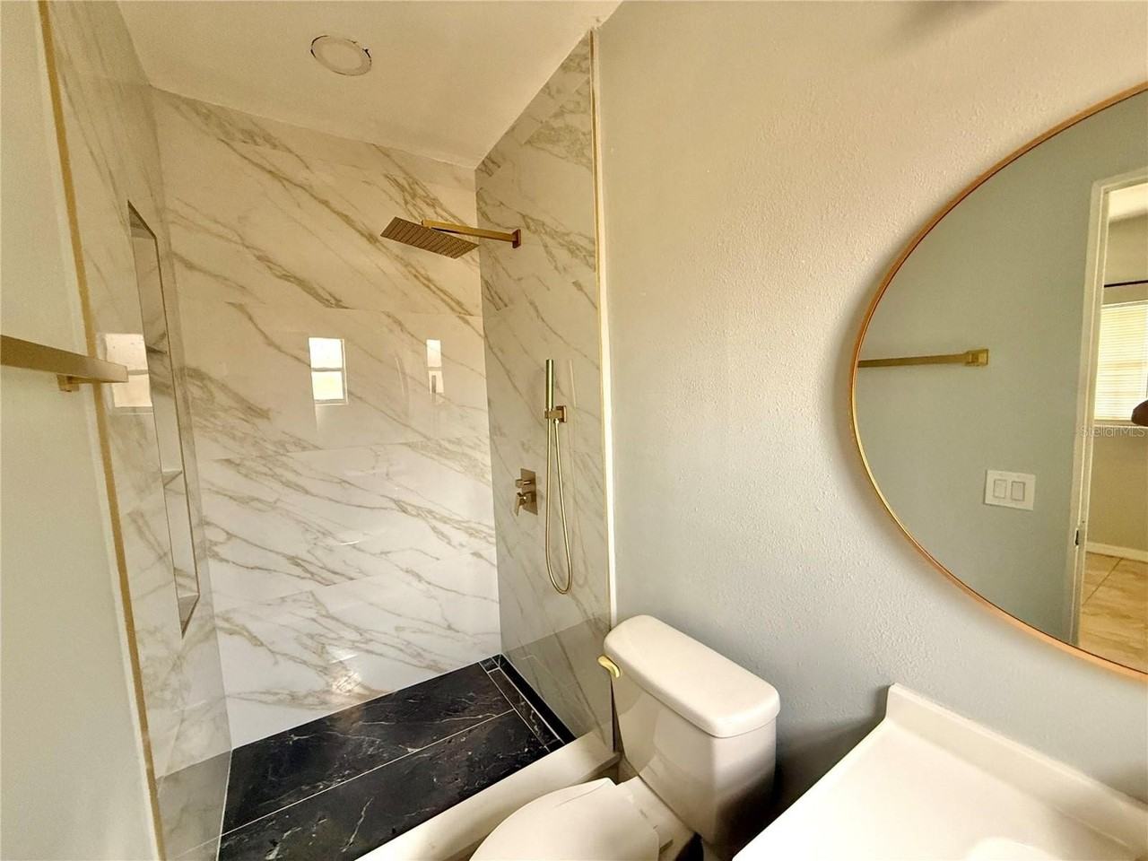 139 Mayfair Cir - Photo 4 of 22