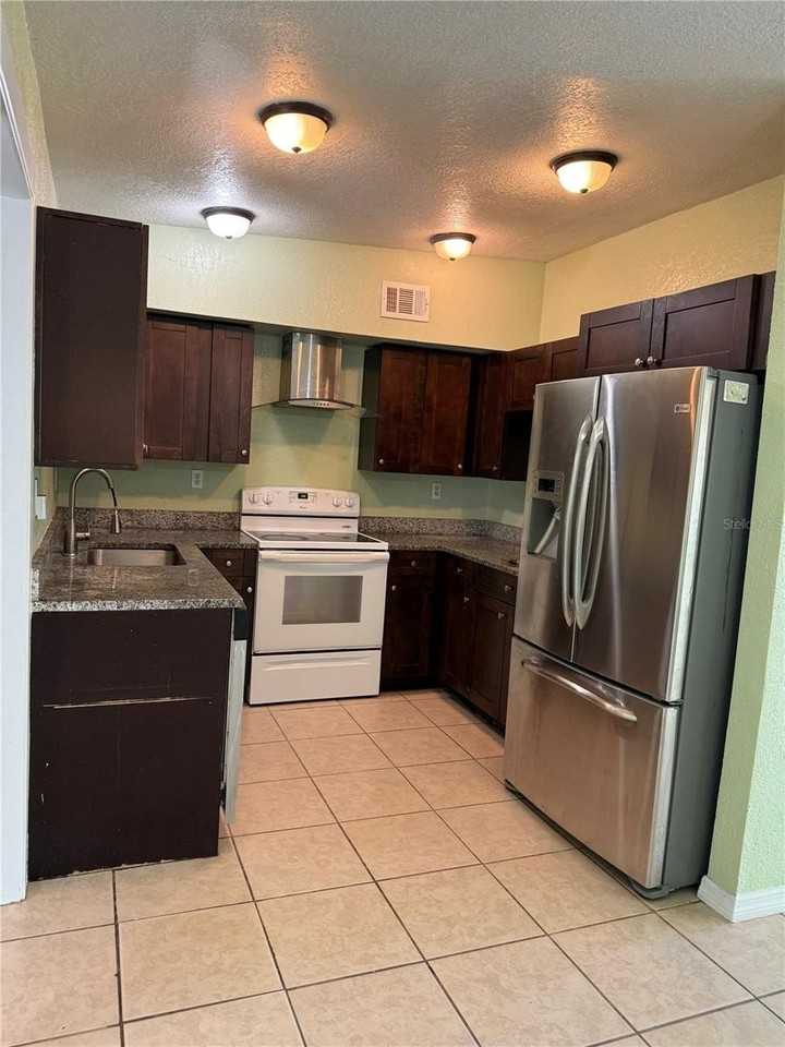 720 Manor Dr - Photo 4 of 22