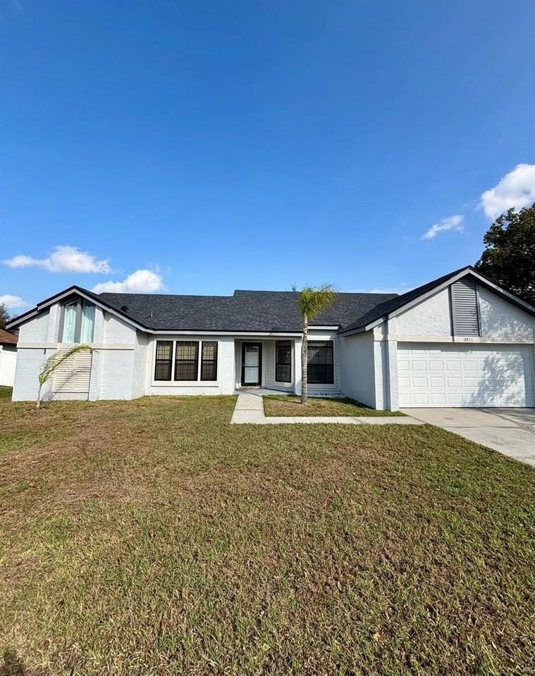 2211 Fairmont Cir - Photo 2 of 25