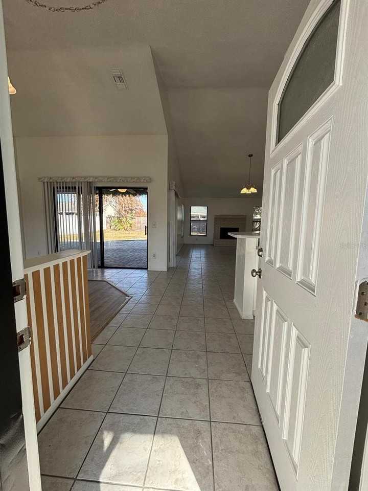 2211 Fairmont Cir - Photo 3 of 25