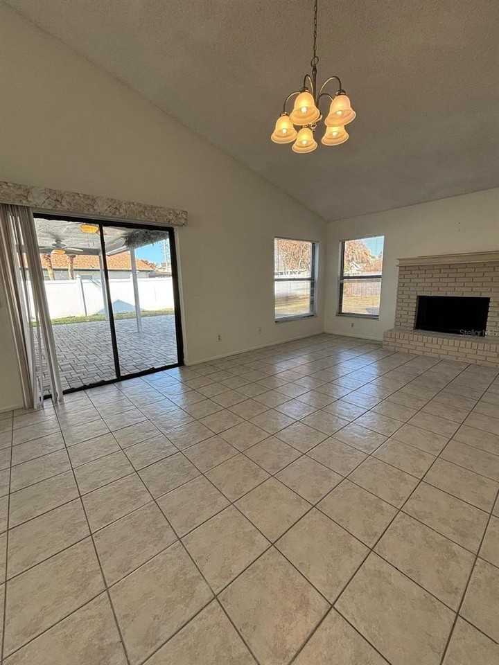 2211 Fairmont Cir - Photo 5 of 25