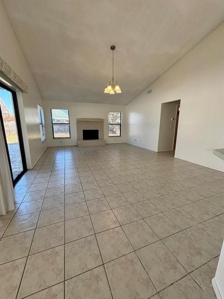 2211 Fairmont Cir - Photo 6 of 25