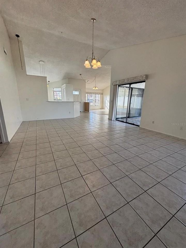 2211 Fairmont Cir - Photo 7 of 25