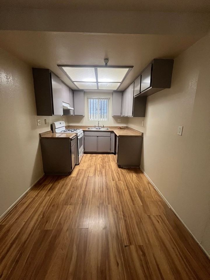 3137 W. 139th St. - Photo 4 of 32