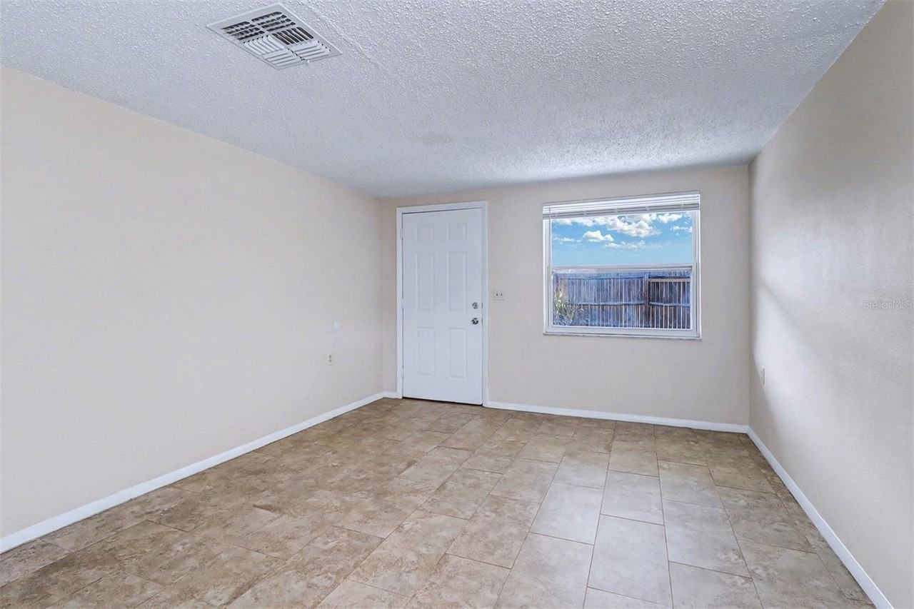 5439 Oceanic Rd - Photo 3 of 13