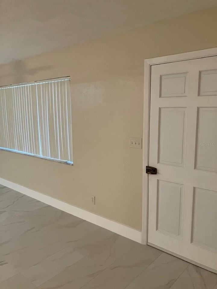 6807 113th St - Photo 2 of 12