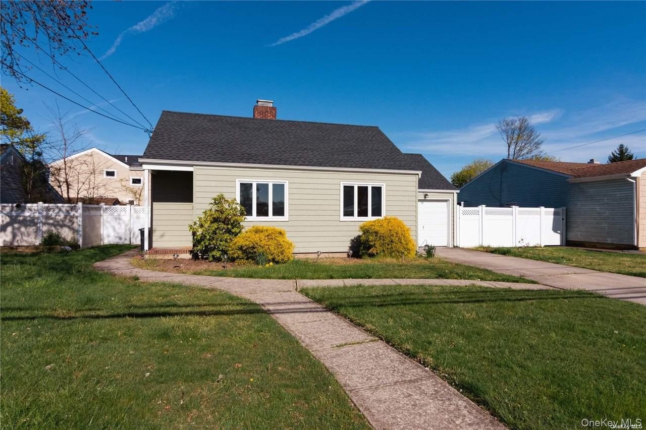 22 Carman Blvd - Photo 2 of 24