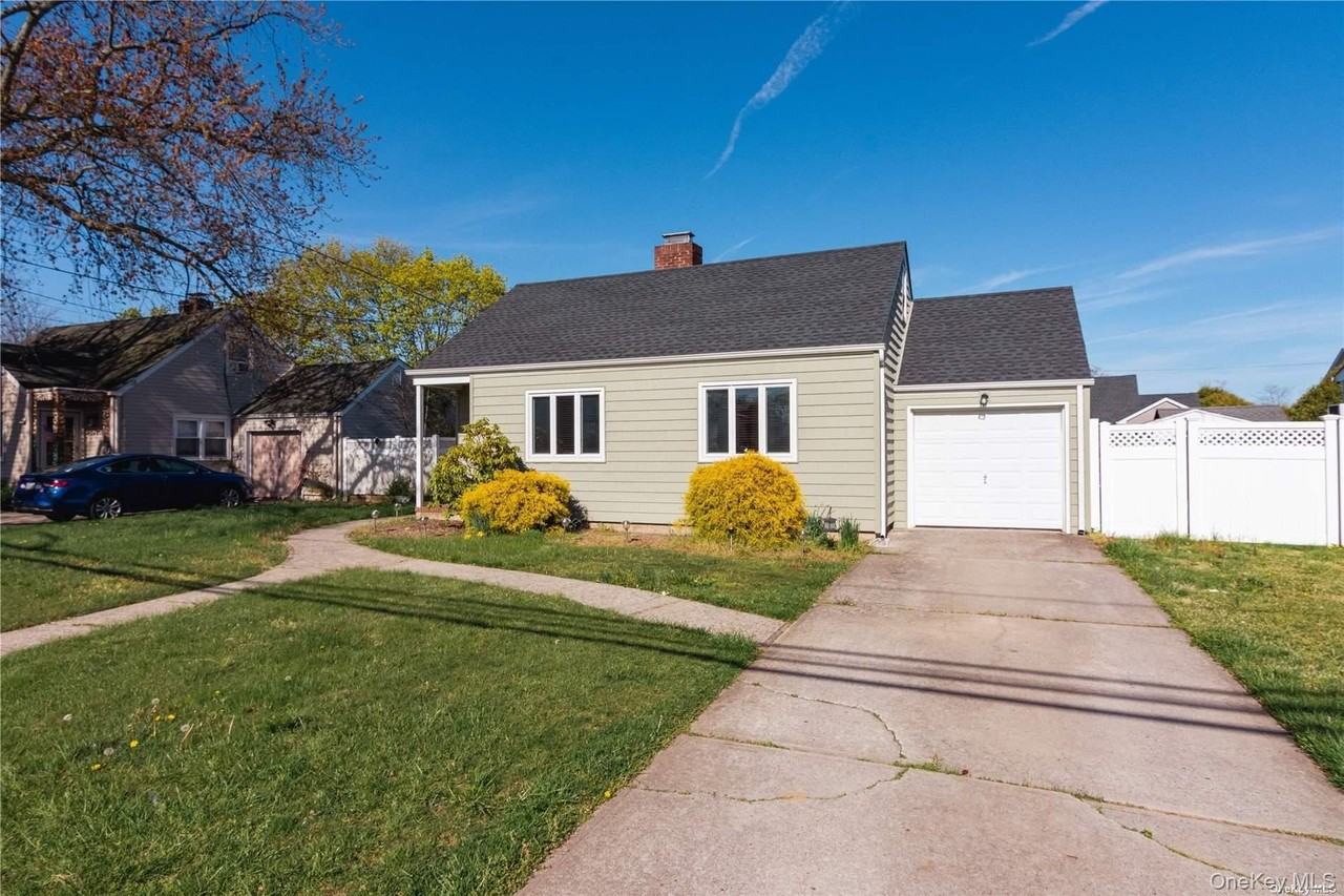 22 Carman Blvd - Photo 3 of 24