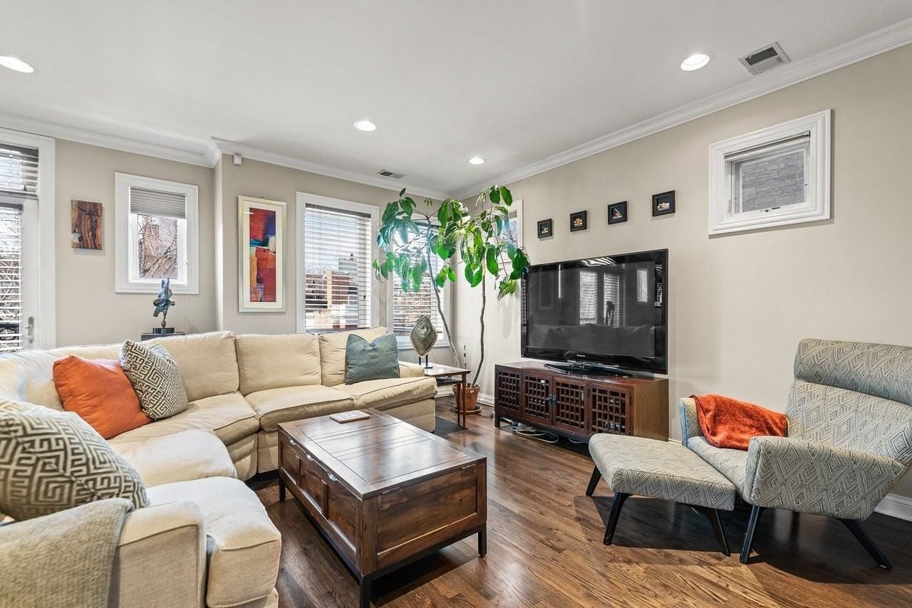 3635 N Wilton Ave Apt 3 - Photo 3 of 23