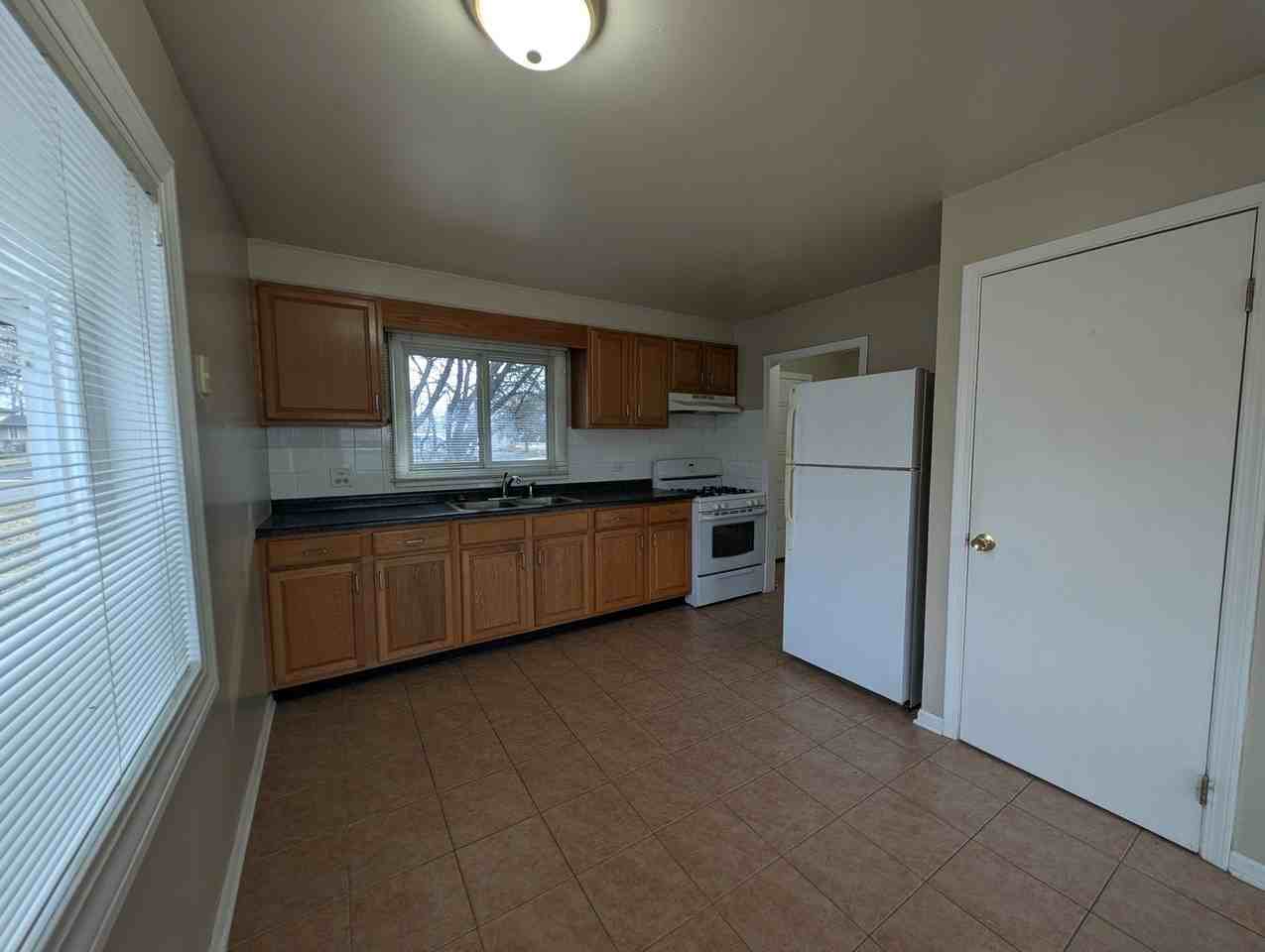 4230 Lindley St - Photo 3 of 12