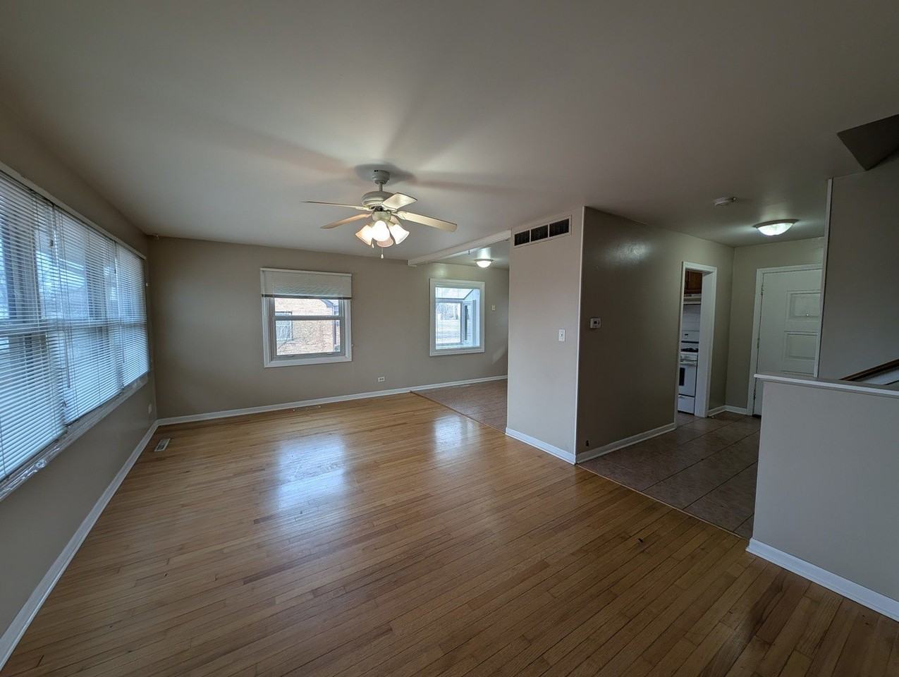 4230 Lindley St - Photo 4 of 12