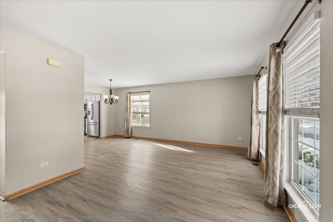 2477 Smithfield Ct - Photo 4 of 24