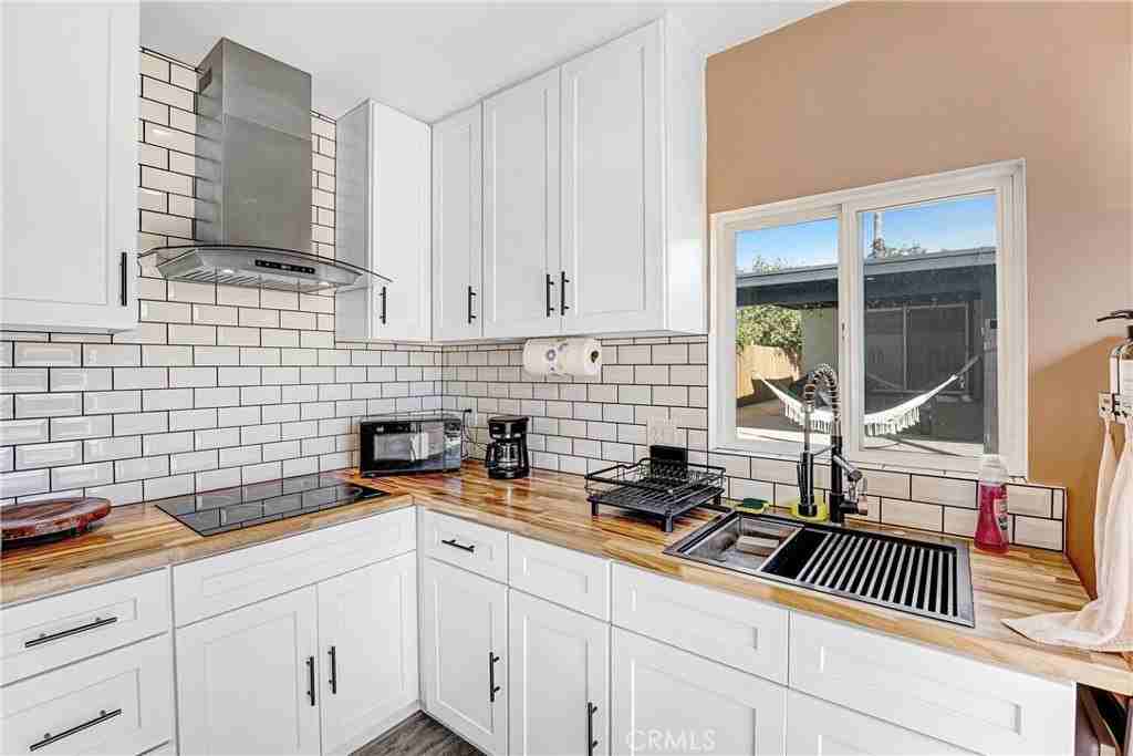 14828 Saticoy St #B - Photo 3 of 10