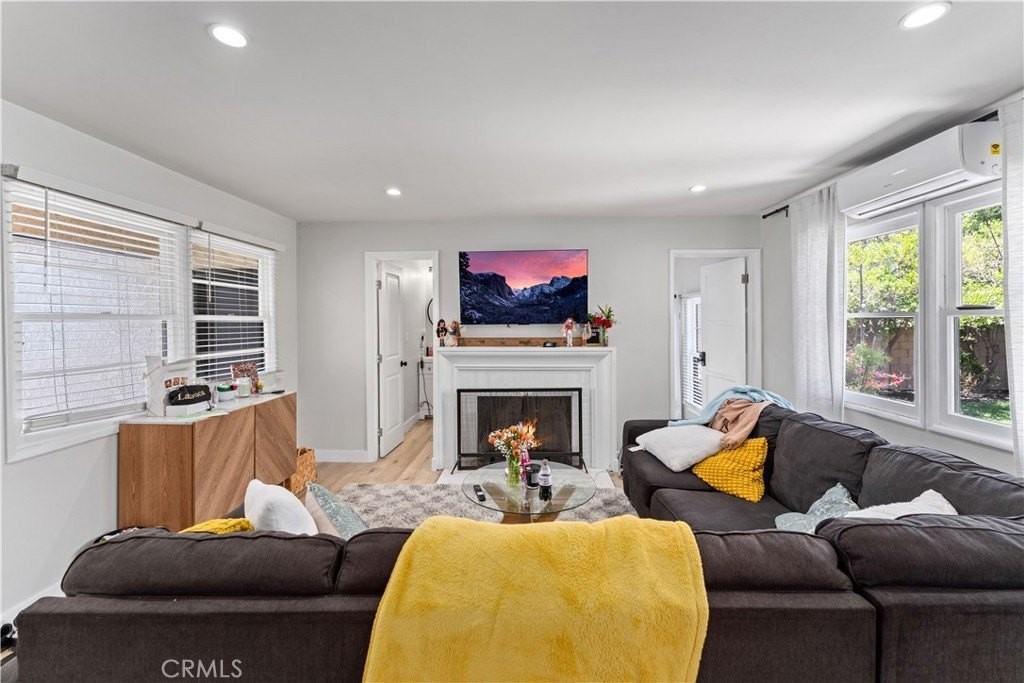 923 W Maple Ave - Photo 3 of 23